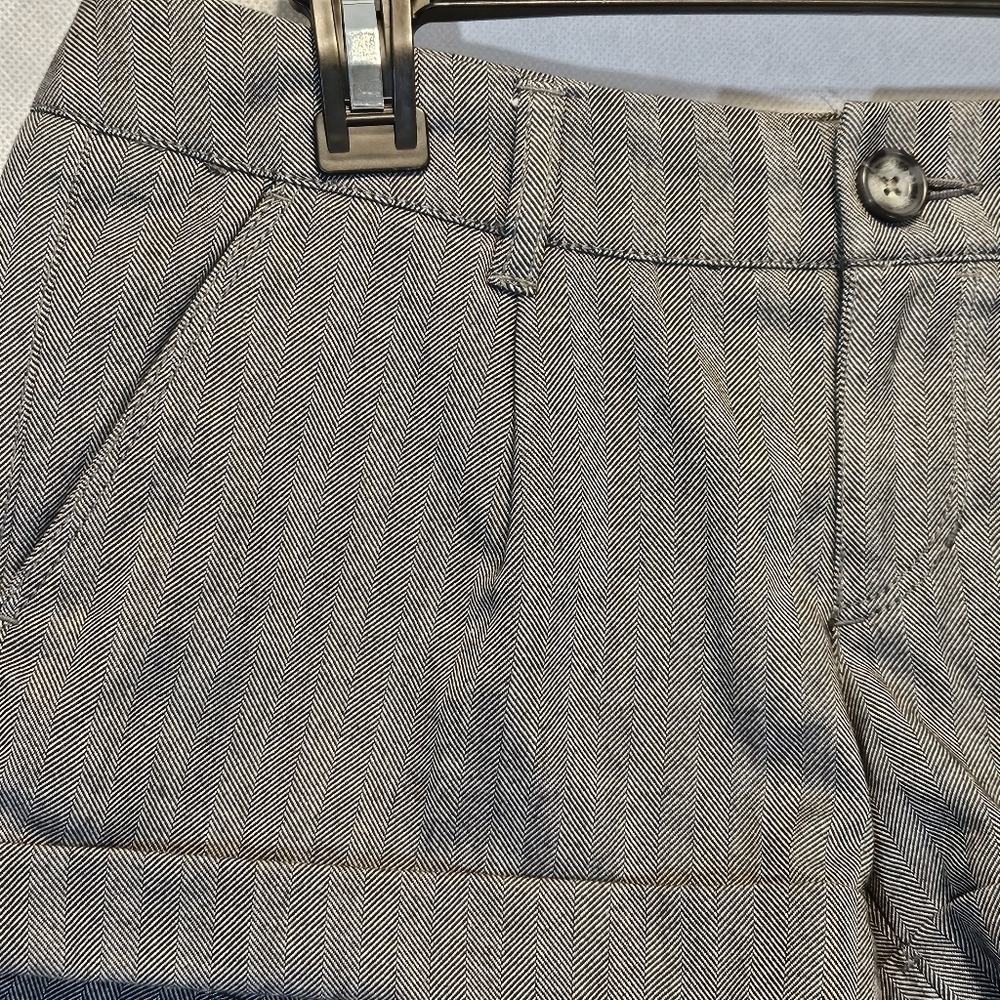 American Eagle Outfitters Pleated Chevron Grey Rolled Hem Shorts Size 2 - Picture 2 of 6